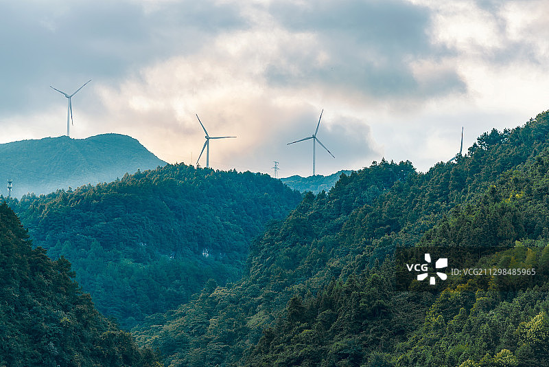 重庆綦江万盛南天门风电场山顶上的风车图片素材