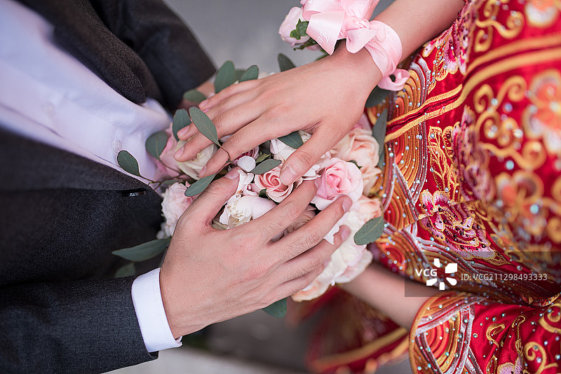 婚礼中的新郎新娘双手握住手捧花图片素材