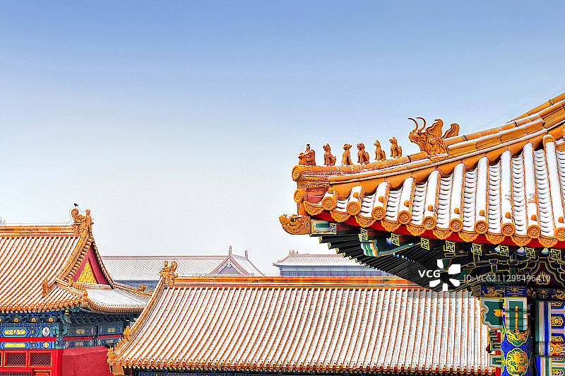 雪中故宫里飞檐上的金色琉璃瓦和走兽图片素材