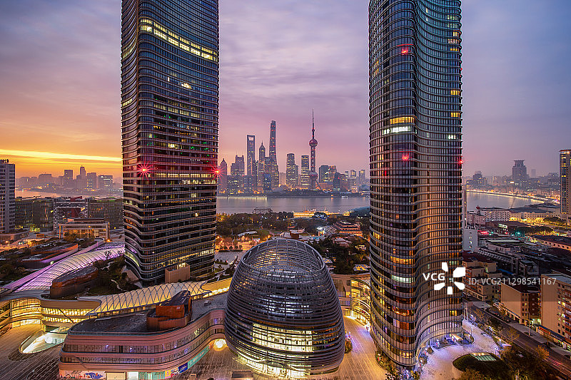早晨霞光中的上海白玉兰广场和陆家嘴地区建筑图片素材