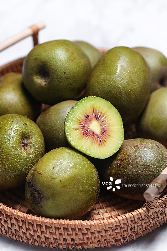 放在竹盘里的切开的新鲜猕猴桃图片素材