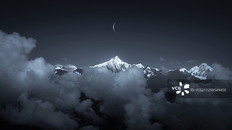 月光耀雪图片素材