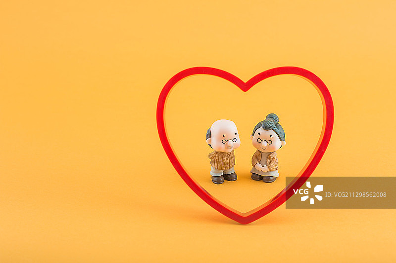 老人模型和心形，黄昏恋敬老主题插图。图片素材