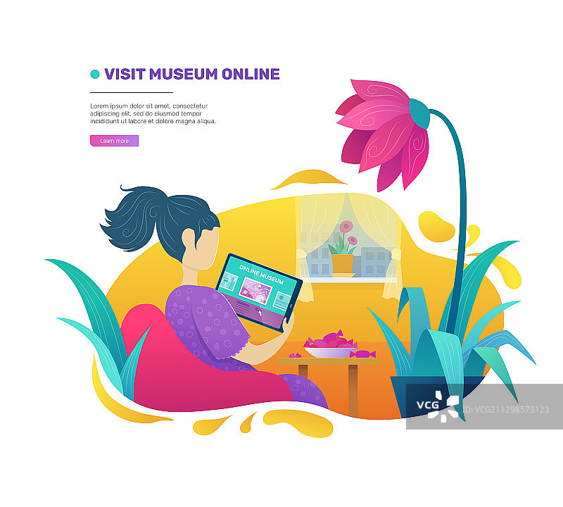 在线参观博物馆：女性参观艺术展览图片素材