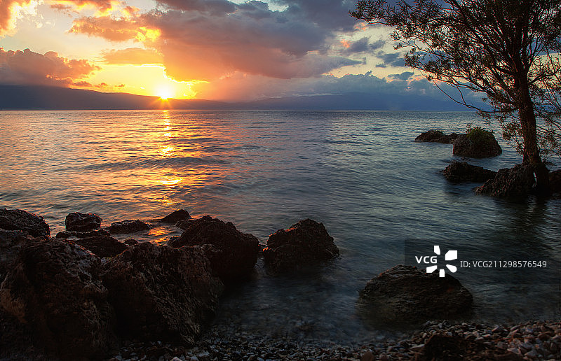 马其顿奥赫里德日落时分天空下的海景图片素材