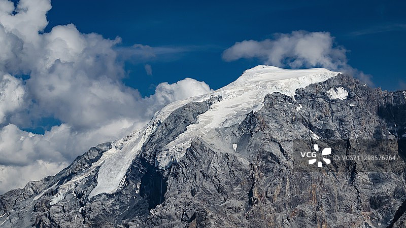 低角度拍摄的雪山，背景为天空，地点：意大利斯泰尔维奥图片素材