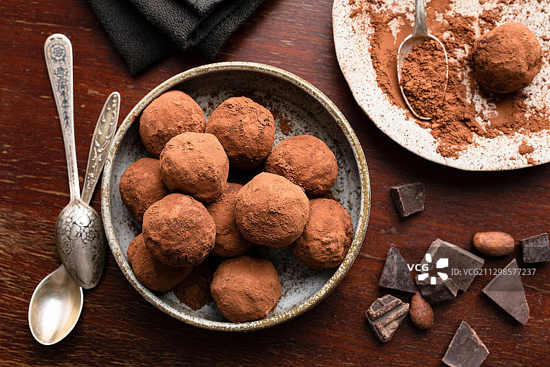 莫斯科餐桌上的碗装食物俯视图图片素材