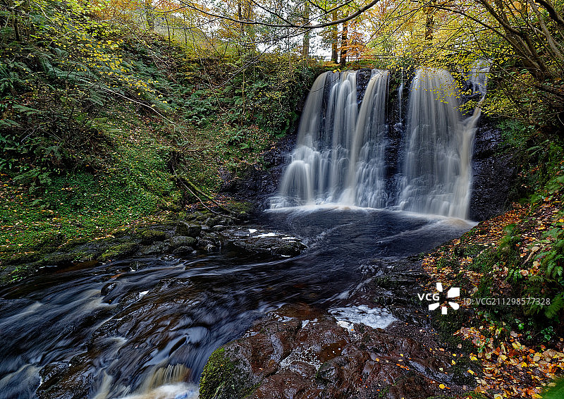 英国格伦阿里夫森林中的瀑布美景图片素材