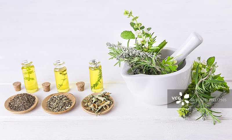 碗中草药和香料的特写图片素材