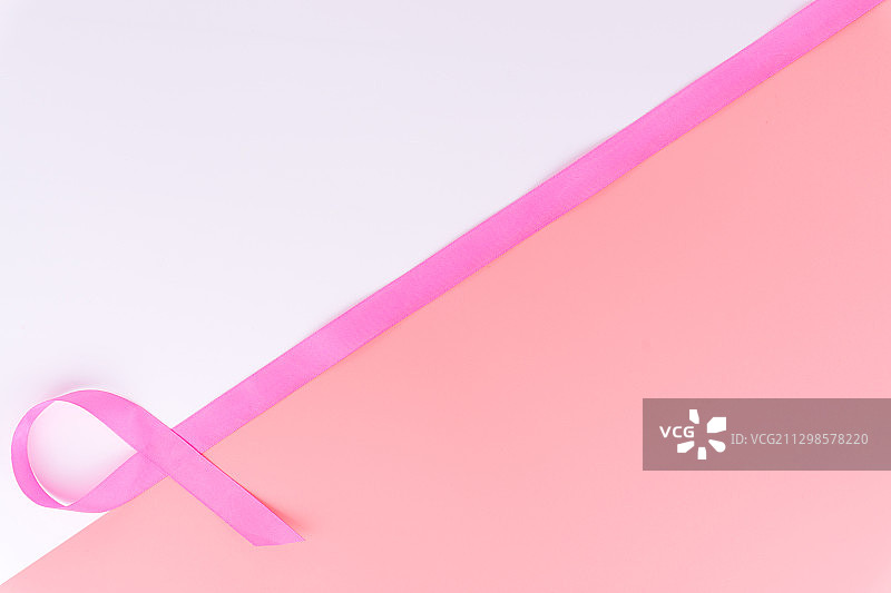 白色背景上的粉色丝带特写图片素材