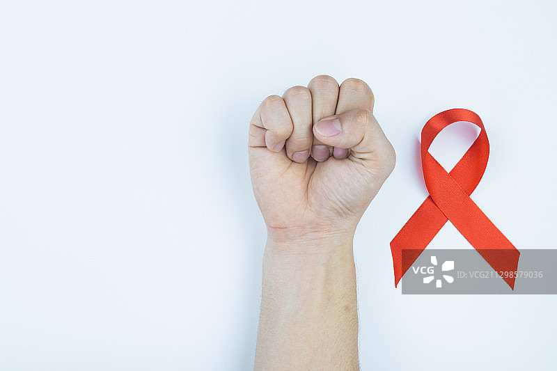 手持艾滋病宣传丝带（局部）图片素材