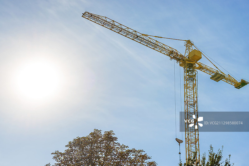起重机仰视角度图片素材