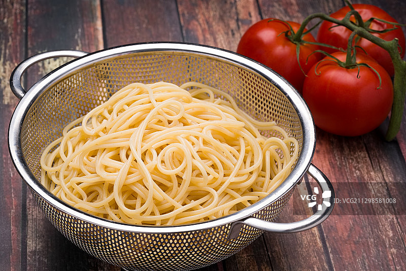 桌子上碗中食物的高角度视图图片素材