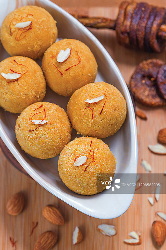 印度印多尔桌子上盘子里的饼干高角度视图图片素材