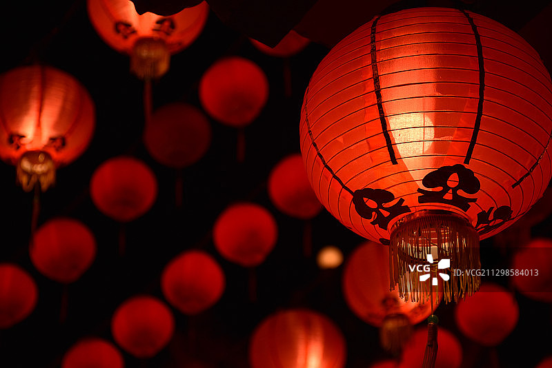 马来西亚瓜拉立卑夜间悬挂的照明灯笼的仰视角度图片素材