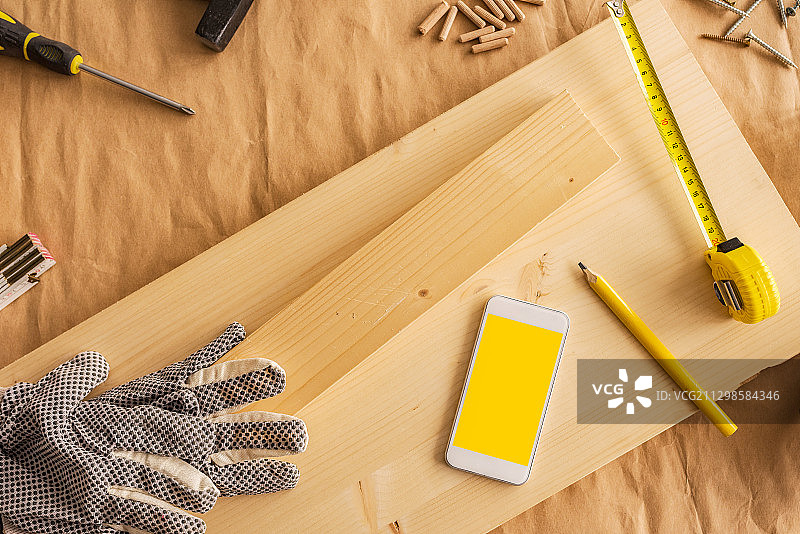 塞尔维亚诺维萨德：木桌上的各种工具俯视图图片素材