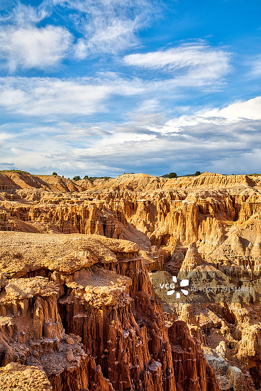 美国皮奥奇岩层多云天空航拍视角图片素材