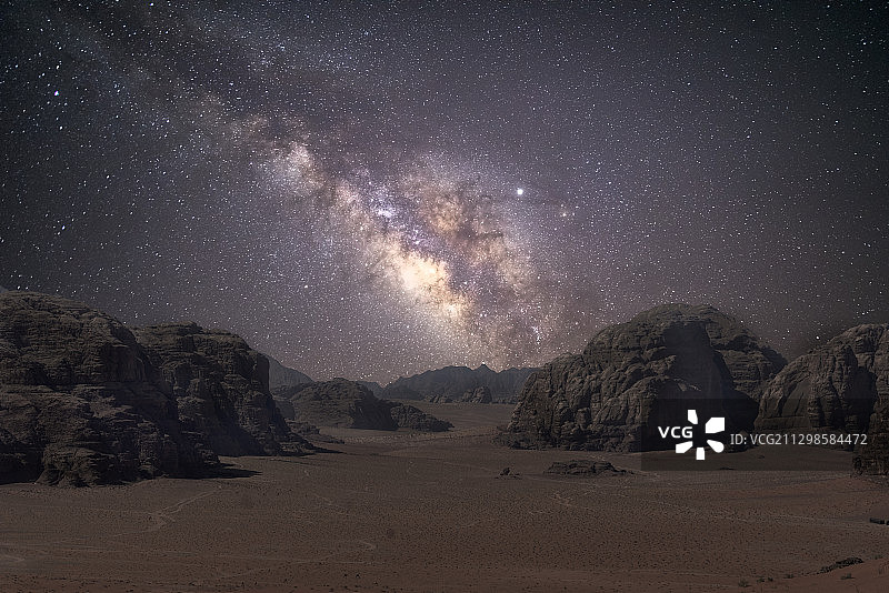 约旦阿德达萨夜空下的风景图片素材
