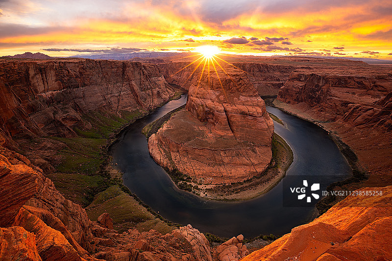 日落时分天空下的马蹄湾风景图片素材