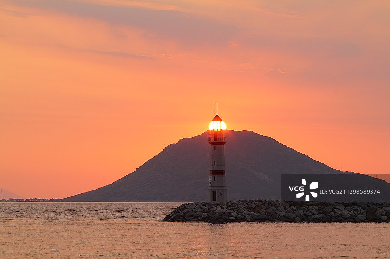 土耳其图尔古特雷斯橙色天空下的海景图片素材