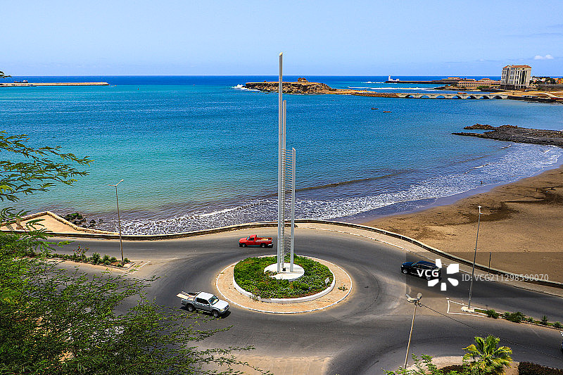 佛得角普拉亚海边公路的晴朗天空高角度照片图片素材