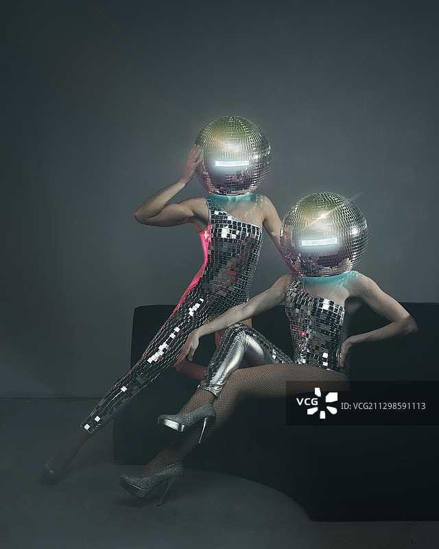 两个女人穿着迪斯科舞会服装图片素材
