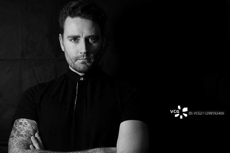 瑞典尼雪平，黑色背景下的男子肖像图片素材