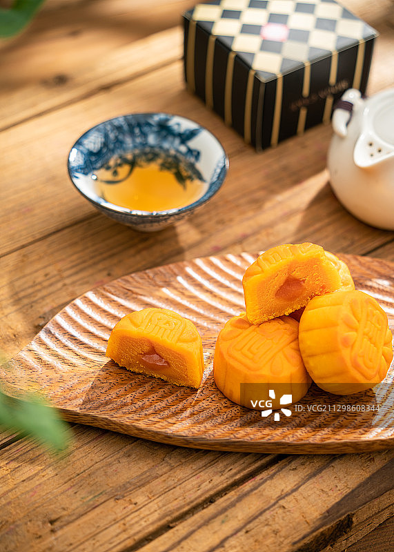 阳光下的月饼与茶图片素材