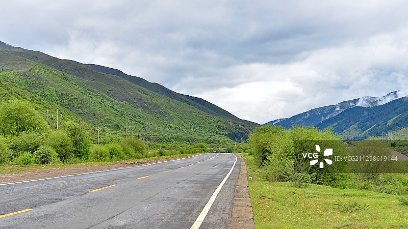 川西环线旅游，理县翻越鹧鸪山到达红原县，高原一望无际图片素材