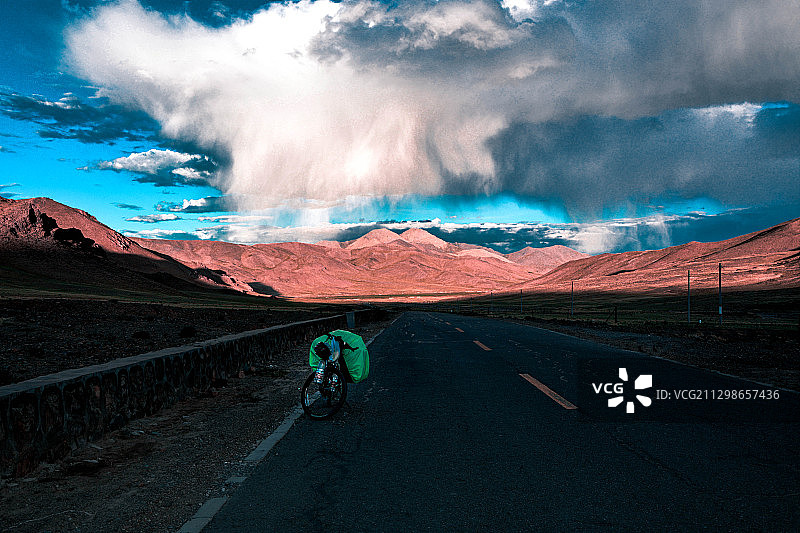 骑行路上图片素材