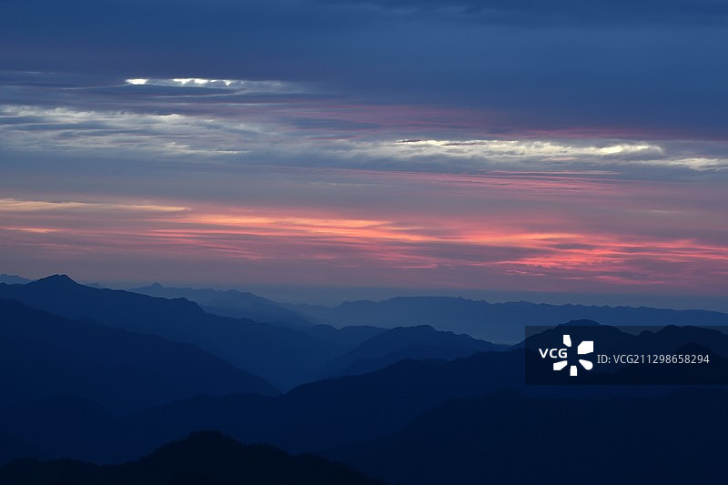牛背山，太阳初升图片素材