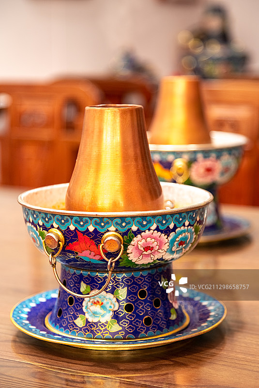 传统景泰蓝铜火锅图片素材