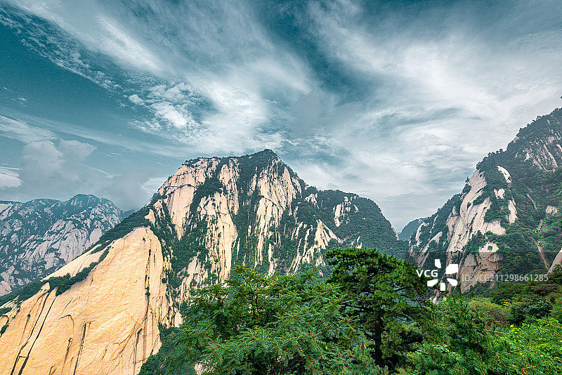 西岳华山险峻的山峰图片素材