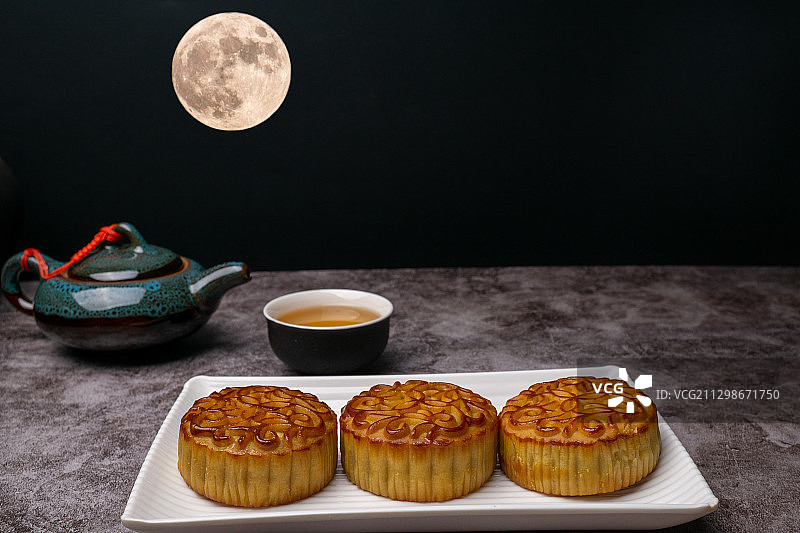 中国传统节日，中秋节吃月饼赏月图片素材