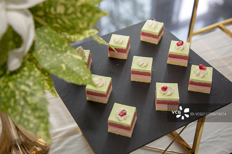 精致的西餐点心面包蛋糕冷餐图片素材