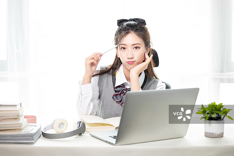 正在上网课的亚洲女学生图片素材