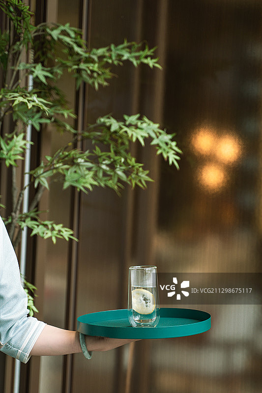 房地产服务礼仪端茶图片素材