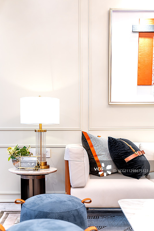 样板房沙发和灯饰特写图片素材