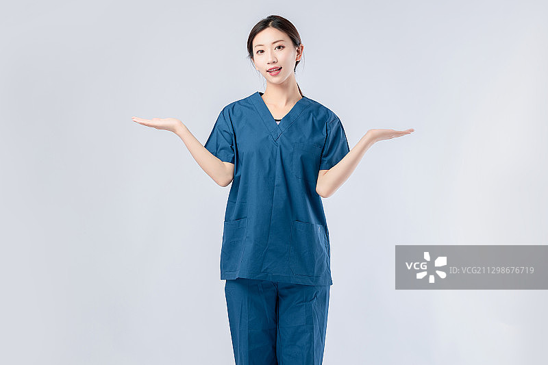 纯色背景里,身穿手术服的亚洲美女图片素材