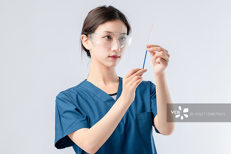 身穿手术服,手拿针管的亚洲美女图片素材