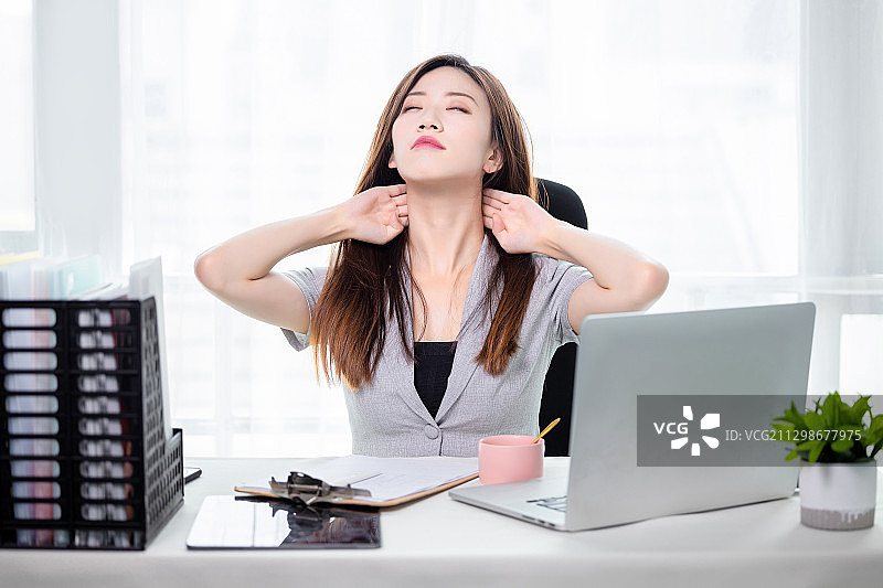 在办公室里上班的商务女士图片素材