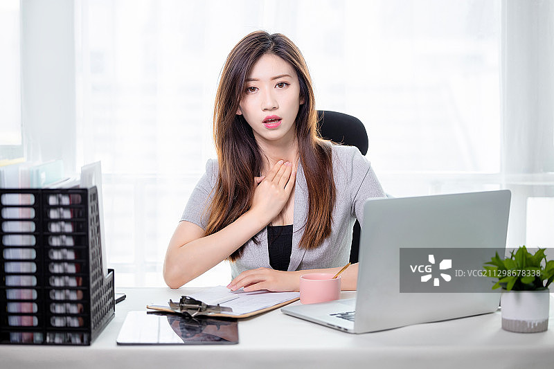 在办公室里上班的商务女士图片素材