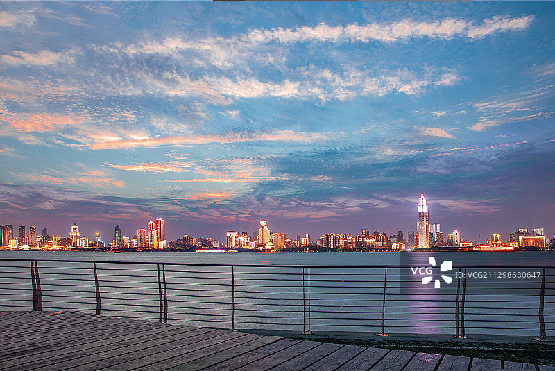 武汉武昌江滩看汉口江岸区日落晚霞夜景图片素材