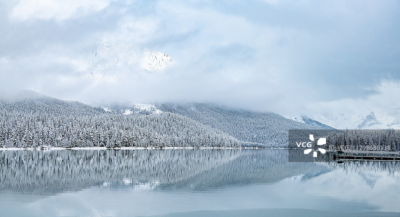 冬季加拿大贾斯帕国家公园玛丽湖大全景图片素材