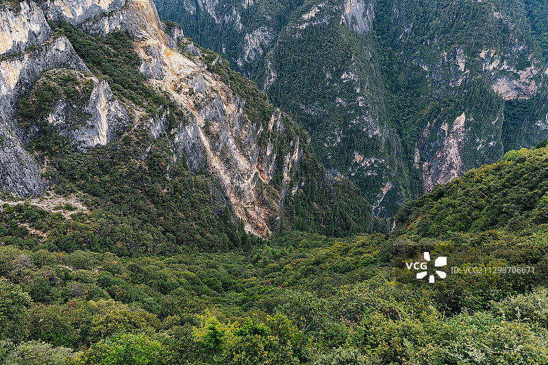 云南迪庆巴拉格宗大峡谷图片素材