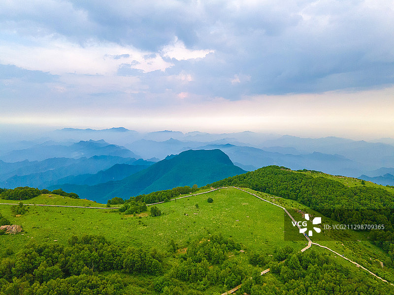 百花山高山草甸与云海航拍图片素材