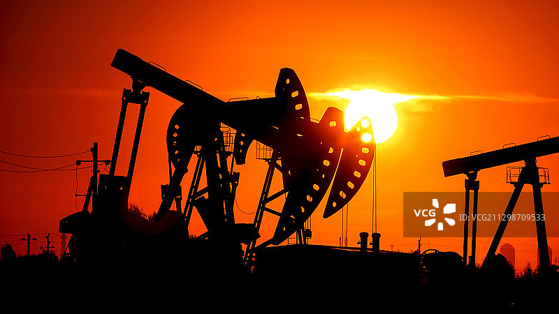 油田晚霞中的抽油机美轮美奂图片素材