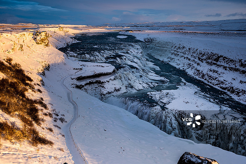冰岛黄金瀑布风景，冬日暖阳照射在崖壁之上，谱写一曲冰与火之歌图片素材