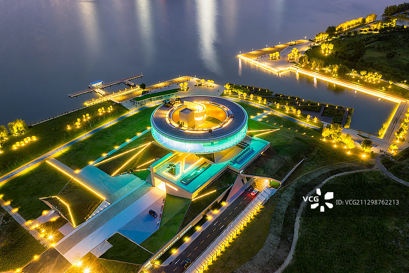 郑州黑川纪章纪念广场郑东新区龙湖公共艺术中心户外夜景图片素材