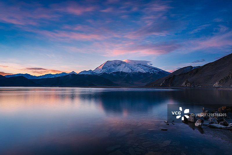 从喀拉库勒湖眺望慕士塔格峰图片素材